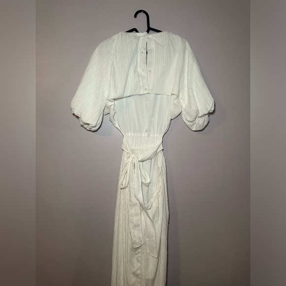 Backless white dress - Picture 3 of 3